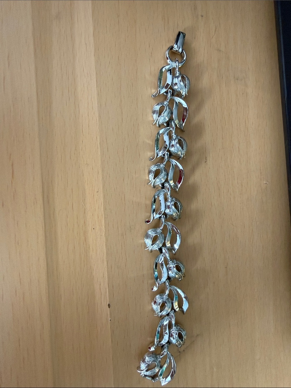 Silver Leaf-Link Women's Bracelet - Elegant Silver Tone